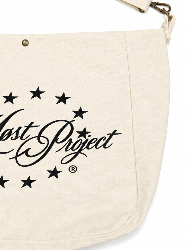 MØST PROJECT STAR SCRIPT MESSENGER BAG / BEIGE